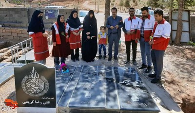 گلباران قبور مطهر شهدا به مناسبت روز جهانی هلال احمر- هفدهم اردیبهشت‌ماه ۱۴۰۲ گلزار شهدای مدافع حرم شهرستان مهدی‌شهر