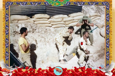 نفر سمت راست شهید حسن خادمیان